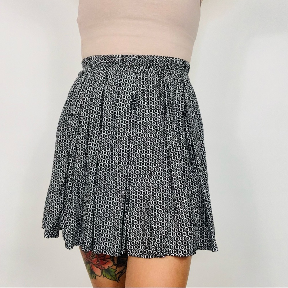 BRANDY MELVILLE Black Ditsy Floral Mini Skirt S - Picture 2 of 5
